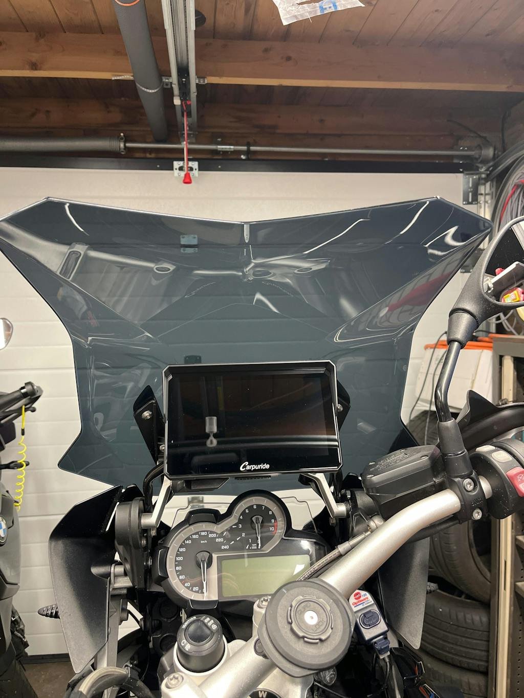 Dispositivo Carpuride instalado no painel do carro com conexão sem fio para Apple CarPlay e Android Auto.